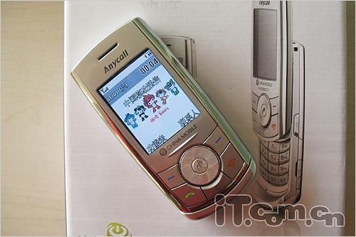 200万像素三星滑盖手机J618售1350元