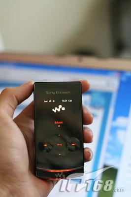 8GB海量存储索爱翻盖音乐机W980图赏